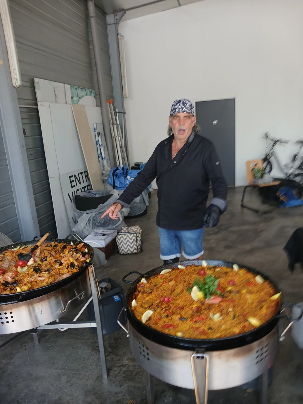 Fideuà en cuisson pour événement