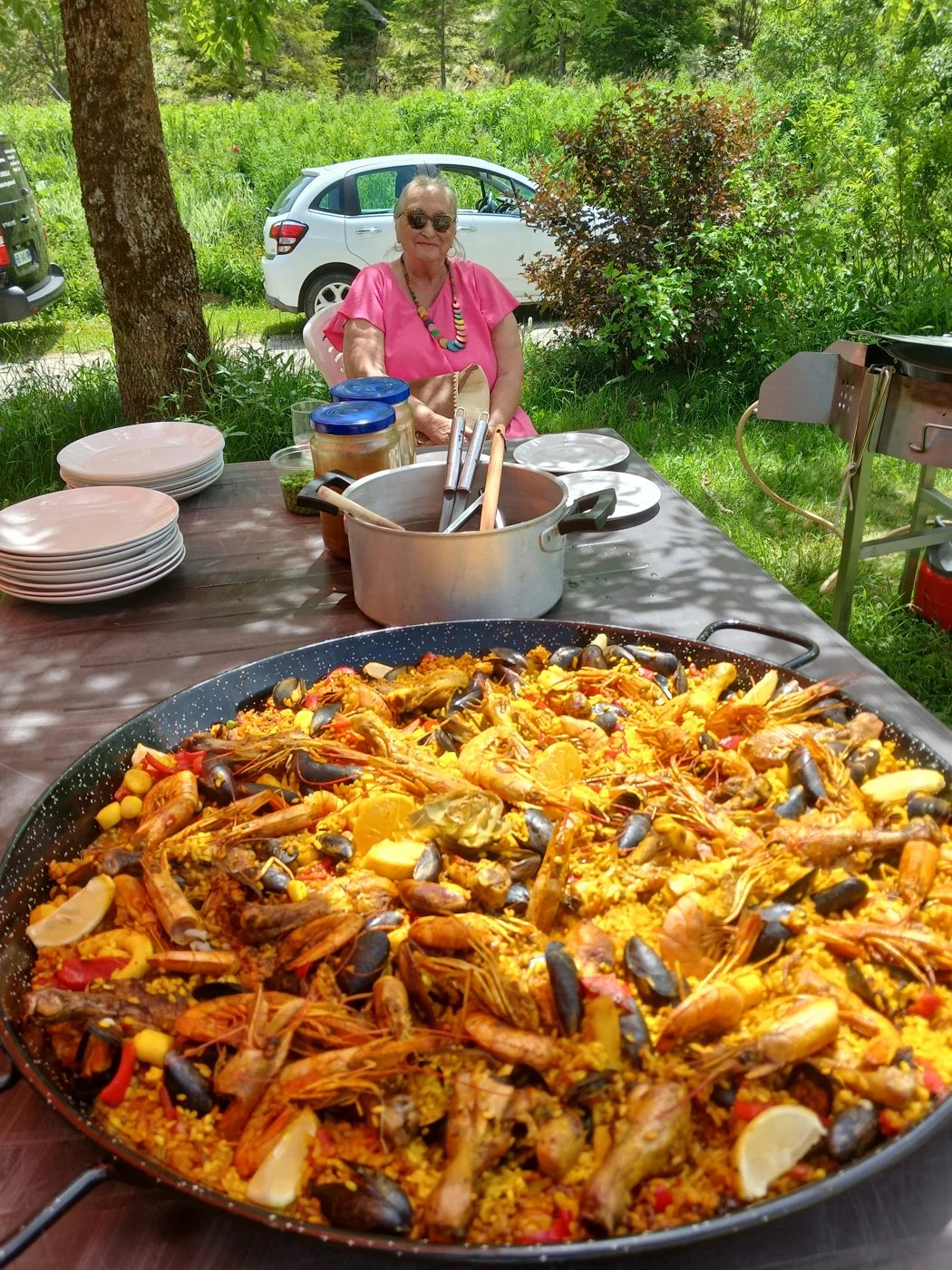 Paëlla aux fruits de mer servie dans une grande poêle